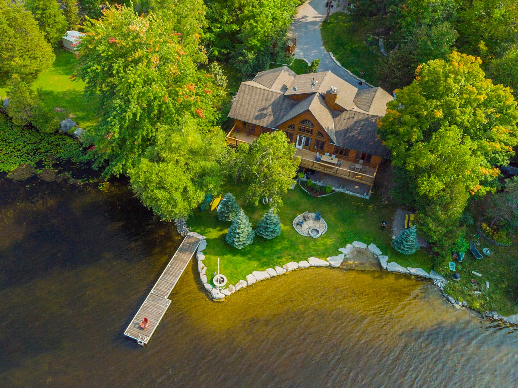 Lux Buckhorn Log Cottage in Buckhorn, ON